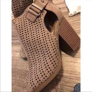 Open toed ankle boot heels 🤍